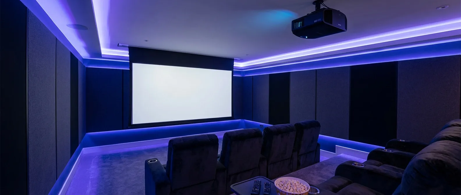 חדר קולנוע ביתי עם מקרן 4K